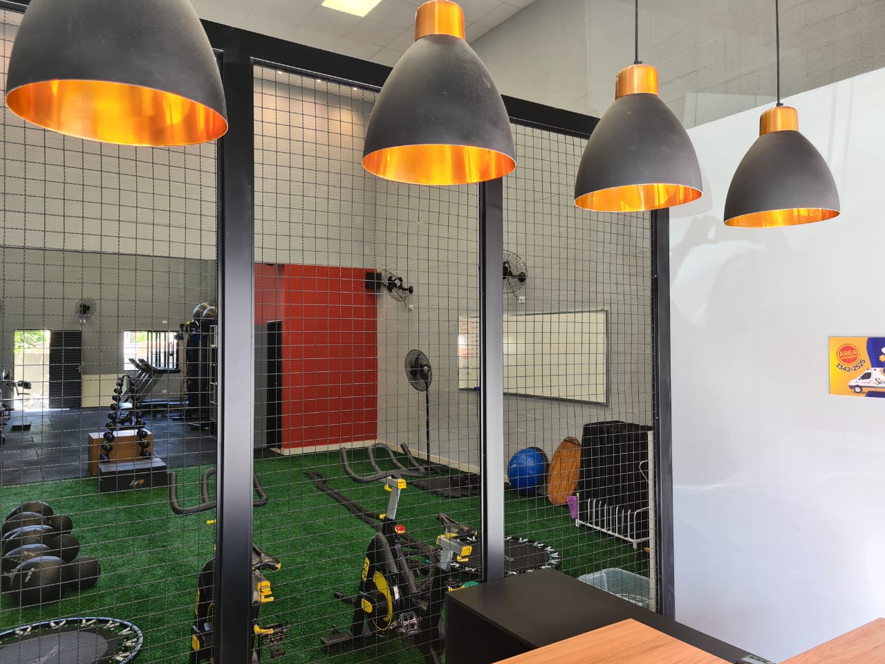 Área de treino com grama sintética e equipamentos