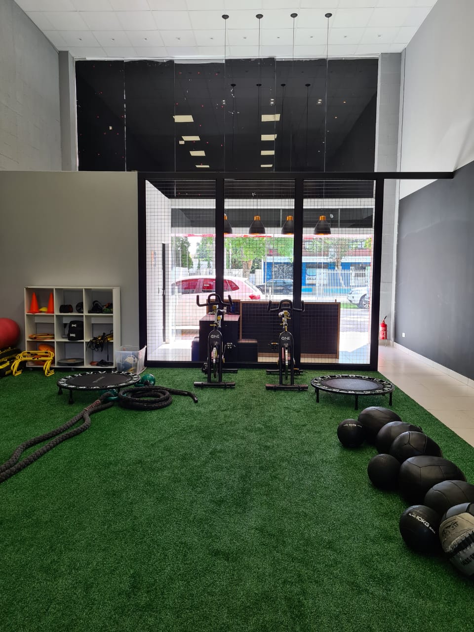 Salão de treino do estúdio visto da entrada